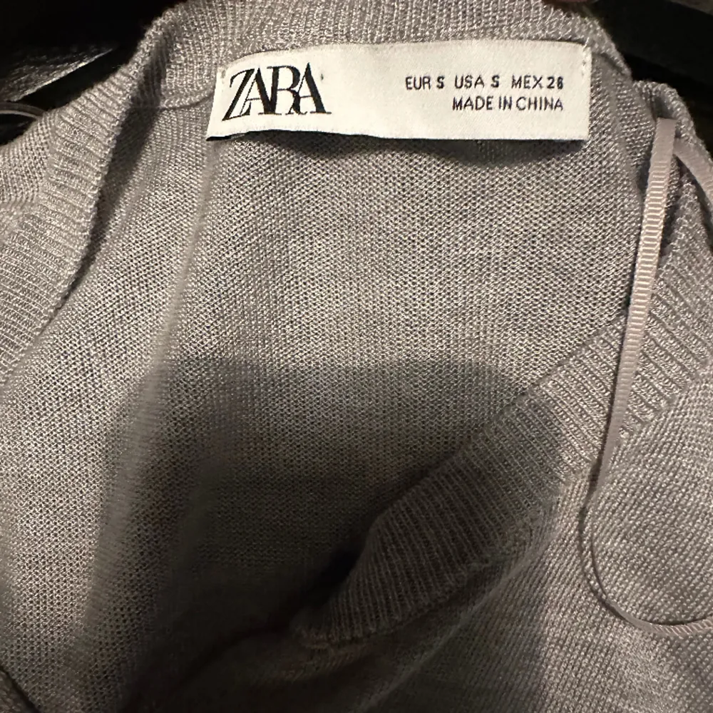 Super skön grå kofta från Zara i storlek S. Superfin att ha både öpen och stängd. Perfekt plagg att ha till allt🩶. Tröjor & Koftor.