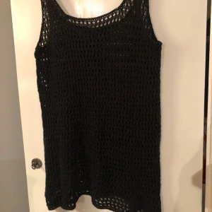 Svart virkat linne  - Mycket snyggt virkat linne i nyskick  Strl S men passar nog M oxå