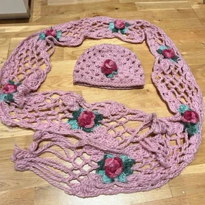 Halsduk och mössa - Ett fint rosa set med en mössa och halsduk. Jättefina rosor. Varm och skön. Säljs pga garderobrensning. Kika gärna på mina andra annonser, säljer mycket. Samfraktar gärna:) 