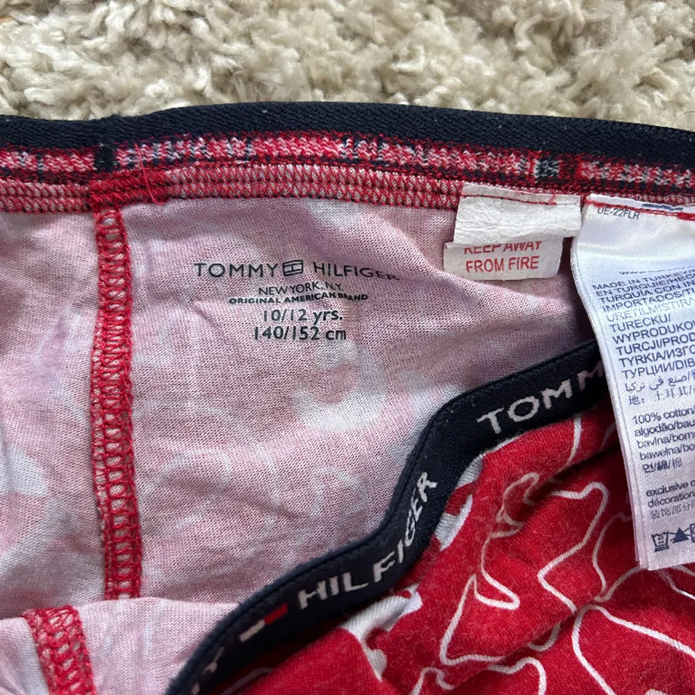 Snygg och ny mörkblå och röda Tommy Hilfiger pyjamas  Använts bara två gånger. Jeans & Byxor.
