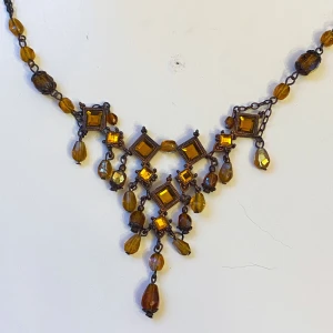 Halsband  - Vackert halsband i droppformade och kvadrater i bärnstensfärg  Okänt material 