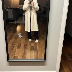 Kappa - En beige kappa utan bälte från hm. Den är väldigt rak i modellen skulle jag säga. Skriv vid frågor. 