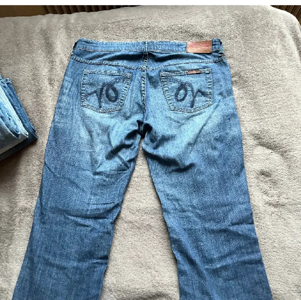 Säljer mina fina lågmidjade mustang jeans köpta tidigare den plick. Bra skick med fint tryck på bakfickorna🩵🩵hör av er om frågor . Jeans & Byxor.