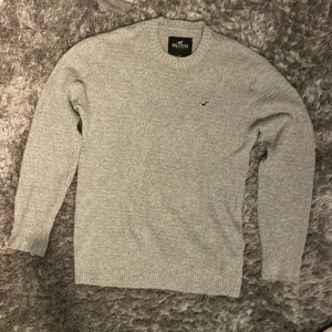 Grå stickad tröja - Jättehärlig stickad tröja från hollister, använd max 4 gånger! Säljer pga att den inte kommit till användning 💃