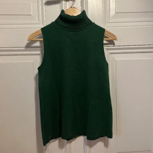 Grön polo - Kortärmad polotröja i skönt material. Köpt second hand. 