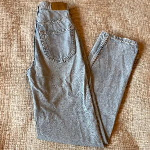 Jeans med slits  - Blåa jeans från Gina tricot med slits. Är i använt skick 