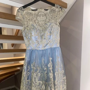 Festklänning i glittrig spets - Detta är en knälång prinsessklänning som är köpt från Asos. Använd endast en gång och är i god skick. 