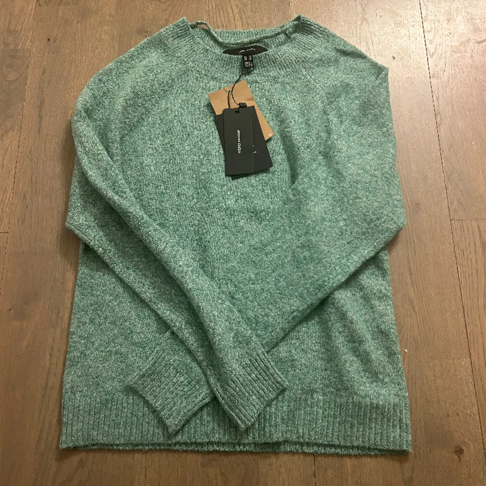 Säljer denna stickade tröjan i denna härliga färg💚 lapparna är kvar och den är aldrig använd. Modellen är dessutom helt slutsåld på nätet i denna färg, så den är populär🥰Nypris: 250 kr. Tröjor & Koftor.