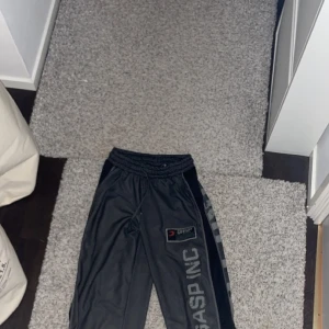 Gasp Träningsbyxor - Säljer dessa sköna Gasp-byxor då de har blivit för små. Storleken är S och byxorna är använda men i mycket bra skick. Nypris: 899kr