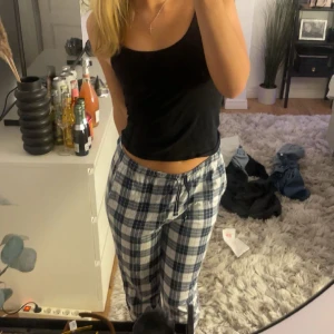 Rutiga pyjamasbyxor - Säljer pågrund utav att dom är lite korta för mig. Annars jättefina och trendiga💖