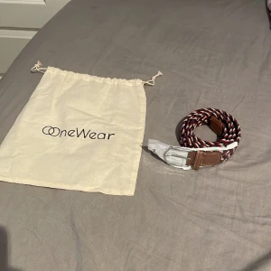 Flätat bälte - Flätat bälte från OneWear Säljer pågrund av att jag fick denna i julklapp och hade redan ett exakt sånt, helt oanvänd med plast och box kvar till den!