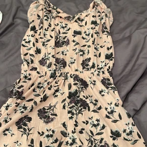 Jumpsuit Ginatricot - Använd vid ett tillfälle, inte kommit till användning efter det så den har bara tagit plats i garderoben! Som ny🩷