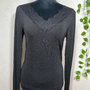 Tröja med spets - Tröja med spets till salu. Svart lite genomskinlig storlek S