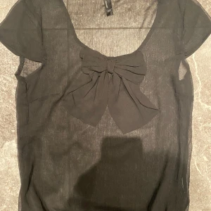 Topp stl.Xs - Svart topp från vero moda. Säljer pga stor garderobrensning. Kika gärna på mina andra annonser, säljer mycket. Samfraktar gärna:)