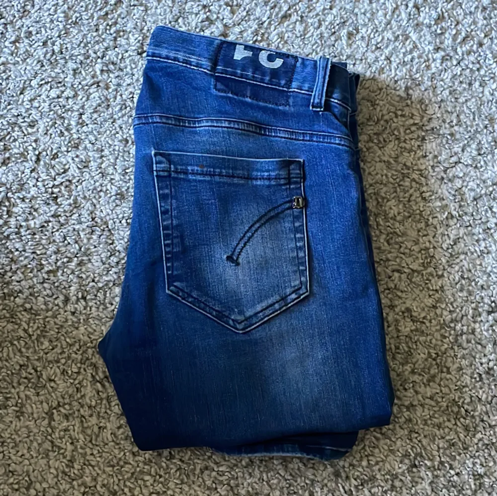 Blåa jeans från märket Dondup. Mycket snygg sliten modell. Storlek 31 med skicket 8/10! Vid fler frågor, skriv gärna privat // AR. Jeans & Byxor.