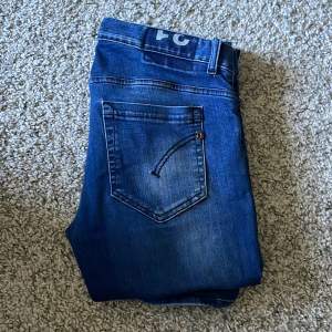 Blåa jeans från märket Dondup. Mycket snygg sliten modell. Storlek 31 med skicket 8/10! Vid fler frågor, skriv gärna privat // AR