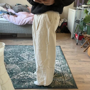 baggy beigea byxor - baggy vintage byxor, liknar jnco. köpa secondhand men i väldigt bra skick. köparen står för frakt. 