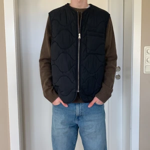 Väst  - En arket väst i nyskick, storlek M 