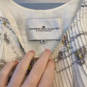 Sommrig klänning från ” designers remix collection by Charlotte Eskildsen ” Sparsamt använd så i väldigt fint skick!🩷
