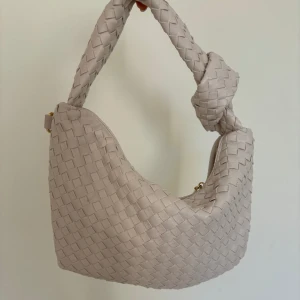 Bottega väska - Så sjukt fin bottega liknande väska som jag köpt på en marknad och det står tyvärr inget märke i:(💕 använd en gpng så den är som ny