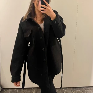 Svarta kappa - Strl 36/38, väldigt populär jacka 