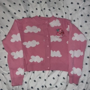 Krambjörnarna x skinny dip cardigan - Jättesöta rosa Krambjörnarna / care bears x skinny dip london cardigan med moln det står angel under björnen storlek m med hade funkat för S-L beroende på stilen man vill ha