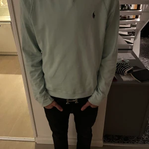 Ralph Lauren tröja - Klassisk Polo Ralph Lauren tröja - sen sommar kväll. Grisch. 