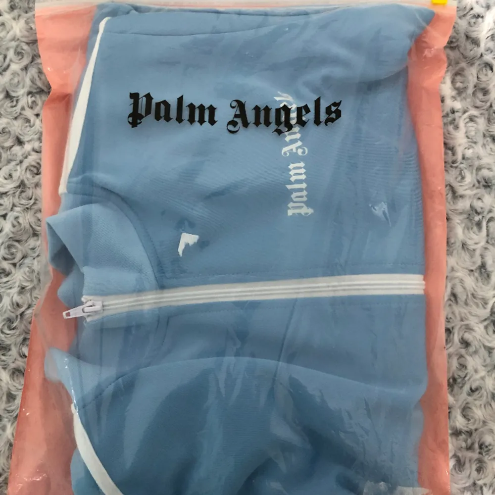 Jätte fin Palm Angels tröja som jag ville sälja pågrund av färgen. Jag har fått reda på att svart passar mig bättre och då säljer jag denna. Den är använd endast två gången och det kommer med plastpåsen och taggar. Den har sjukt bra kvalite.. Hoodies.