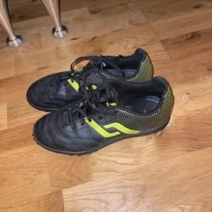 Fotbollsskor  - I bra använd skick . 