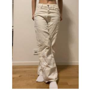 Super sköna jeans från never denim!  Knappar istället för dragkedja 🩷 Kontakta vid frågor 🎀