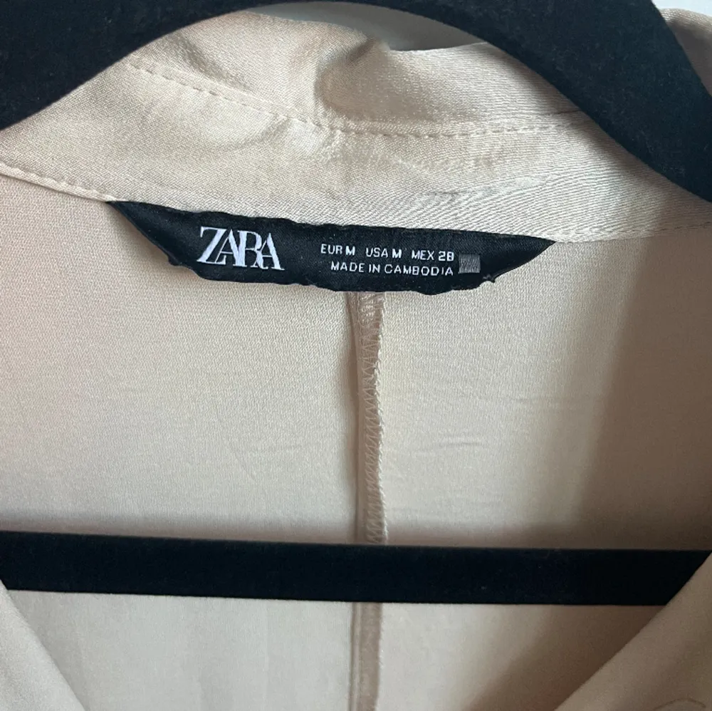 Beige satin blus från ZARA i strl M✨   Använd 2 gånger - mycket bra skick. Blusar.