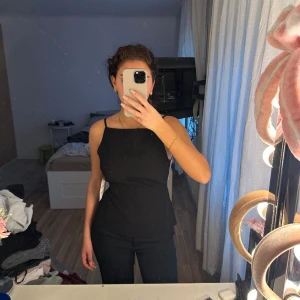 Zara topp  - Fin zara topp som aldrig kommit till användning, den har fortfarande prislapp kvar. Banden går även att förstora och förminska. Går ej att hitta på hemsidan längre   