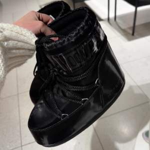 Super snygga Moon boots low glance i storlek 36-38✨ Säljs pågrund av att dom inte kommer till användning  Knappt använda och i väldigt fint skick  Köpta för 2100kr