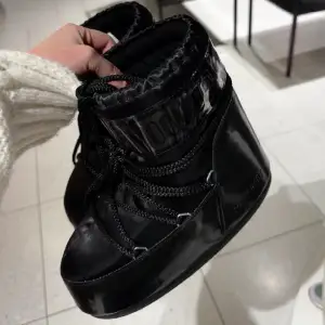 Super snygga Moon boots low glance i storlek 36-38✨ Säljs pågrund av att dom inte kommer till användning  Knappt använda och i väldigt fint skick  Köpta för 2100kr