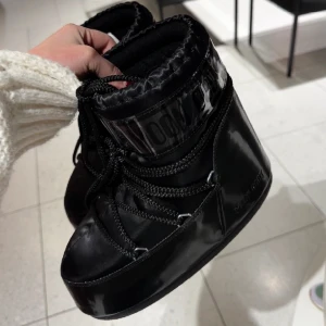 Moon boots  - Super snygga Moon boots low glance i storlek 36-38✨ Säljs pågrund av att dom inte kommer till användning  Knappt använda och i väldigt fint skick  Köpta för 2100kr