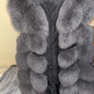 Grå kaninpäls stl 38 - Använd några gånger, i jättefint och fräscht skick. Äkta päls inköpt från garoff. Passar stl 36 - 38 2 st osynliga knappar saknas på insidan 