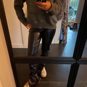 Skinn byxor  - Jätte fina oanvända skinn byxor som dessvärre är för långa för mig! Super trendiga just nu 😍dom har en liten slits längst ner! 