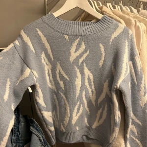 Cool stickad tröja  - Super fint skick!! Väldigt bekväm men kommer inte till användning. I strl xxs men passar xs-s med skulle jag säga! ❤️‍🔥