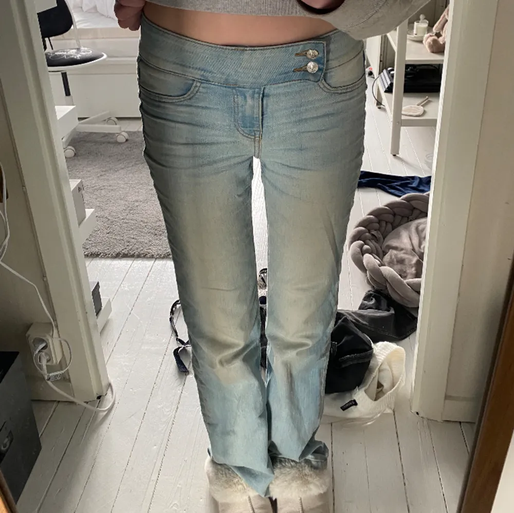 Supersnygga jeans med ett ”bälte” i midjan💋 ljusblå och flared. Som ni kan se på andra bilden är det små hål längst ner på benen men kan lätt lagas. Annars är dom faktiskt väldigt små så man tänker inte på det❤️älskarrr!! Köpppp. Jeans & Byxor.