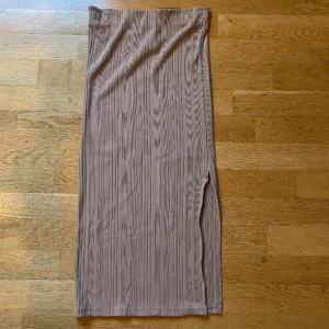 Kjol - Beige knälång kjol från Gina Tricot