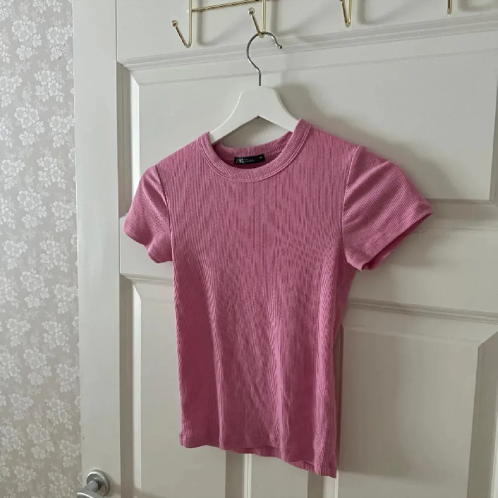 Rosa tshirt ifrån zara💘 strlk S . T-shirts.