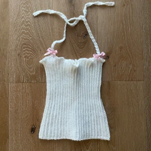 Virkad topp - söt topp som jag har virkat själv. <3 tar emot beställningar så skicka ett meddelande om du är intresserad. tar 1-2 veckor att göra 🎀🎀