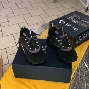 Dior b22 - Hej gott folk!.det är så här ska snart få in dessa skor (äkta så klart kvito medföljer  priset kan diskuteras finns olika färger o välja mellan och sko storlek de bara höra av er om ni är intresserade mötts i sthlm säckar era skor 😉tack för er tid;)