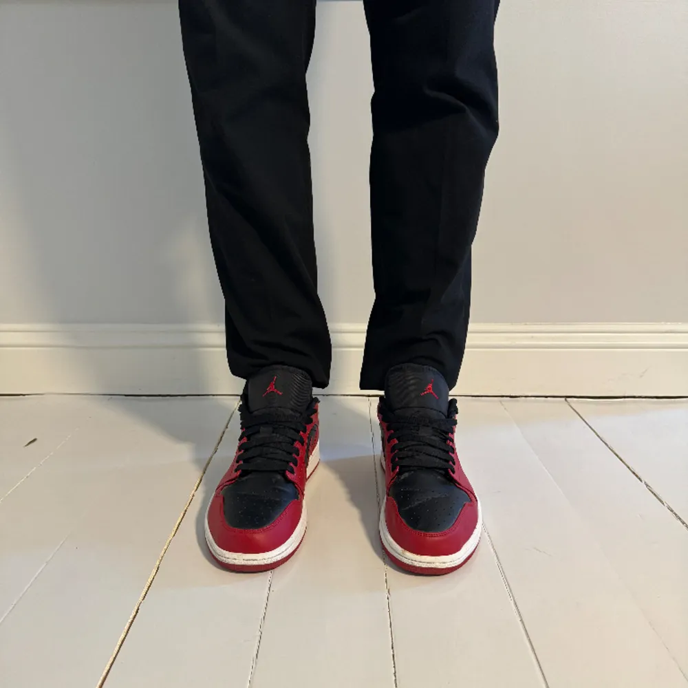 Hej, säljer ett par väldigt fina Jordans i färgen röd. Skorna är använda ett fåtal gånger, bra skick! Skorna är i storlek 44. Hör av er vid funderingar!. Kengät.