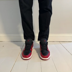 AirJordans Röda - Hej, säljer ett par väldigt fina Jordans i färgen röd. Skorna är använda ett fåtal gånger, bra skick! Skorna är i storlek 44. Hör av er vid funderingar!