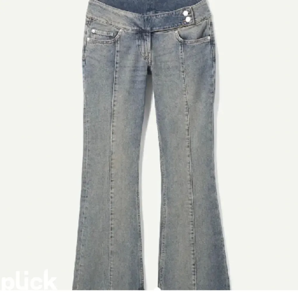 säljer dessa skit snygga lågmidjade jeansen från weekday pga att de inte passade , jätte litet slitage vid hälarna men verkligen inget man tänker på, skriv privat för mått 💞(lånad bild) . Jeans & Byxor.