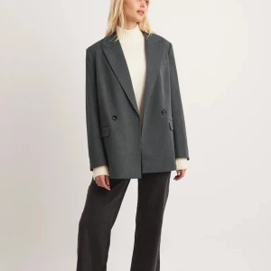 Oversized blazer/ kavaj - Helt ny grå blazer/ kavaj från NA-KD. Perfekt oversized på mig som oftast har 36.  Den är i stl 38, passar S-M! Kostar 999 fullpris men köptes på lite rabatt så mitt pris blir ännu lägre🫶🏽Skriv för egna bilder och priset går att diskutera!