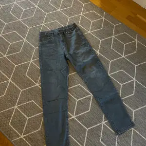 Sköna gråa jeans som inte kommer till någon användning längre. Säljs billigt