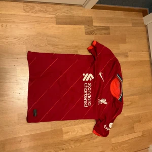 Liverpool tröja - Säljer min liverpool tröja för att den är för liten köpte den på unisport
