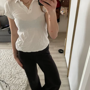 Vit T-shirt  - Jättefin vit t shirt med en krage. Används tyvärr inte! Priset kan diskuteras!💞